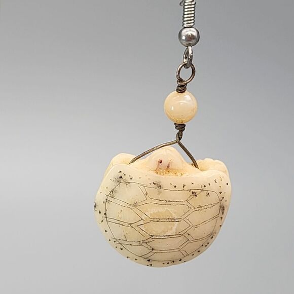 Bone turtle earrings - Picture 4 of 5